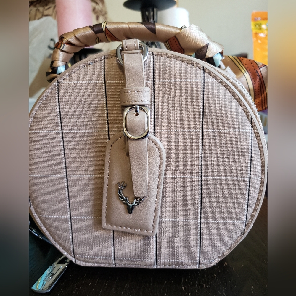 Circle handbag